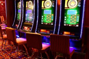 Mobile phone showing lipo777 Bandar Poker table with cards and betting options on Android app
